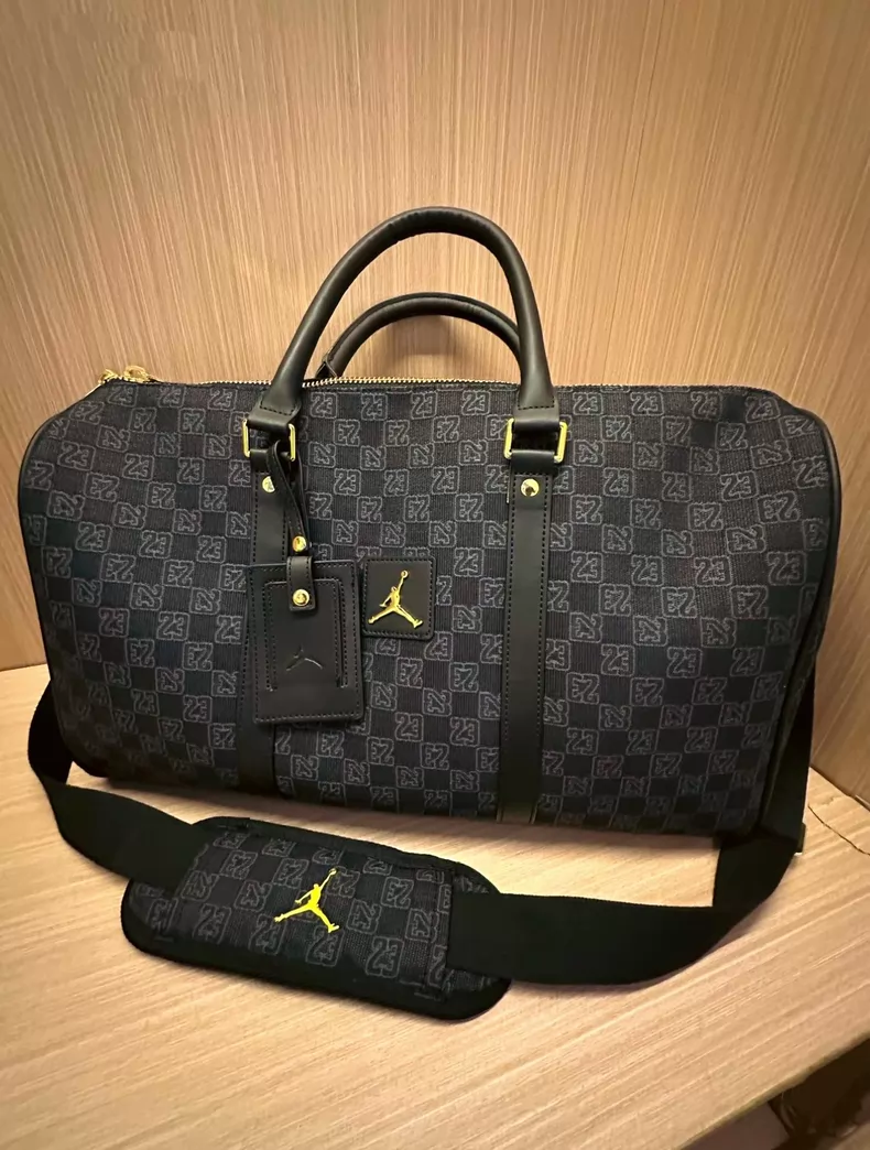 Jordan乔丹AJ黑金棋盘格斜挎包大容